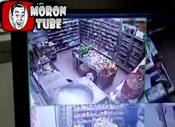 Video :A grocery shop clerk gets murdered by a Pepsi dispenser after being electrified